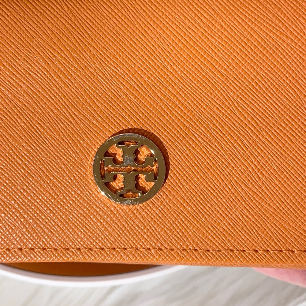 Tory Burch Eye/sunglass case with Dustbag & Tory Burch Charm - Picture 5 of 9